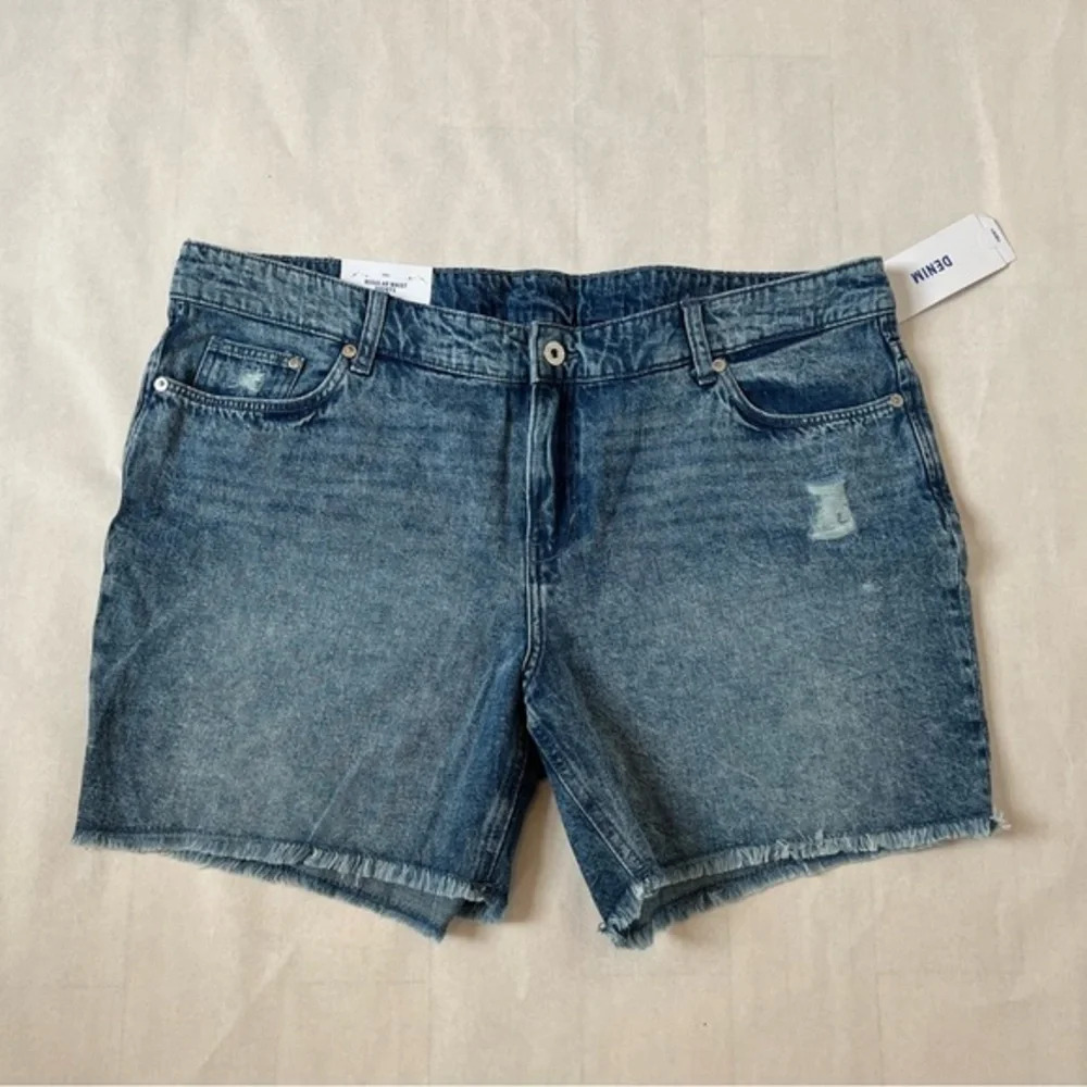 H&M NWT Woman’s Plus Size Mid-Rise Blue Jean Shorts US18